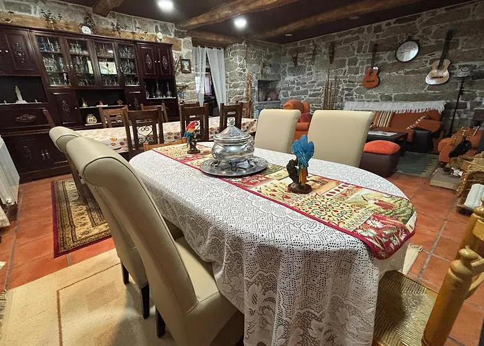 Rectoral De Romean بيت شباب O Corgo